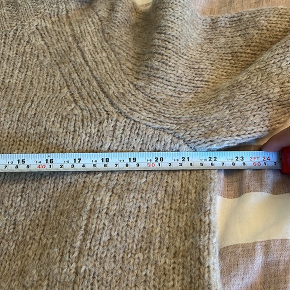 Aritzia Alpaca Blend Plutarch Turtleneck Sweater Size M Taupe Cozy Oversized - Picture 12 of 15